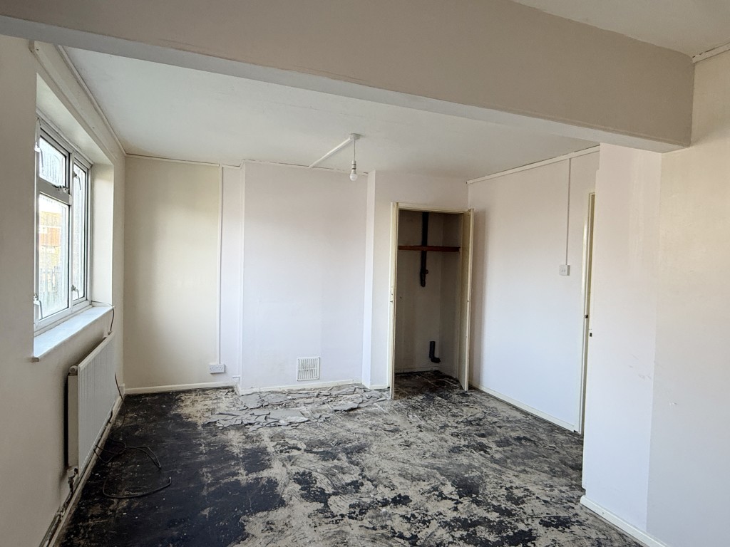 Lot: 122 - GROUND FLOOR FLAT FOR IMPROVEMENT - View to Living Room in Flat for Improvement